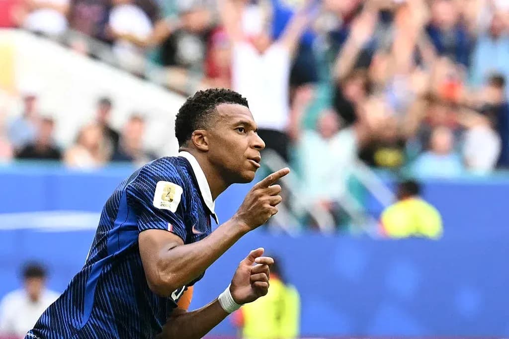 Jugador celebrando gol durante partido de fútbol