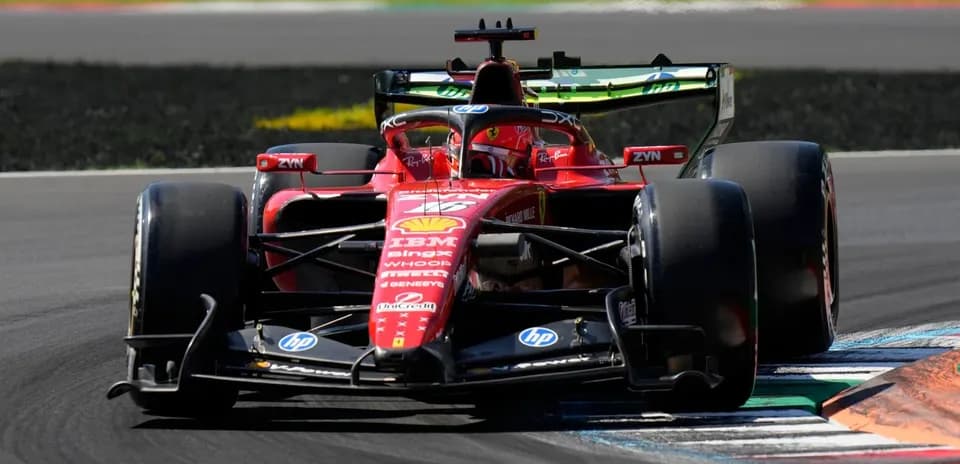 Coche de Fórmula 1 de Ferrari en curva