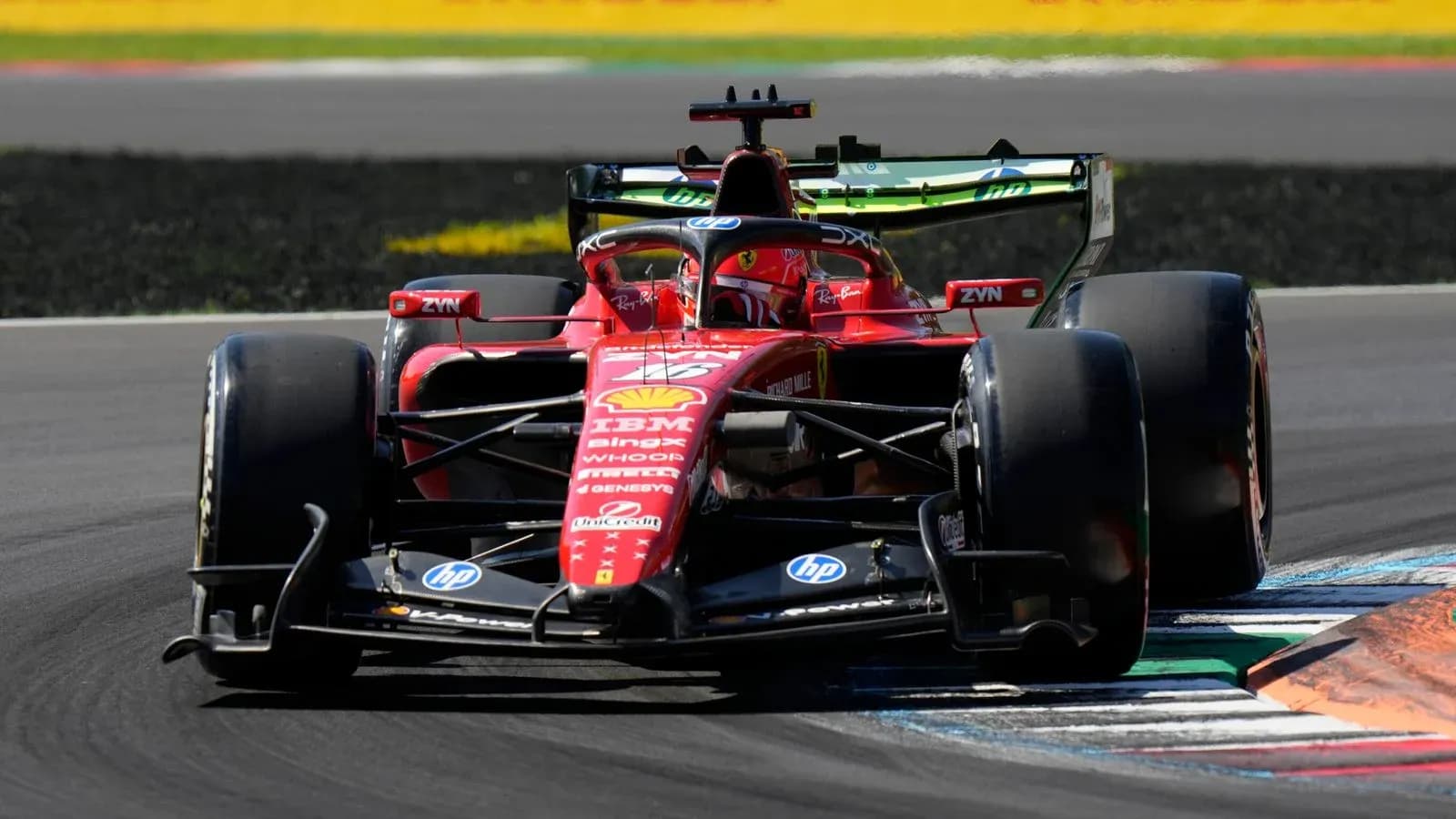 Coche de Fórmula 1 de Ferrari en curva