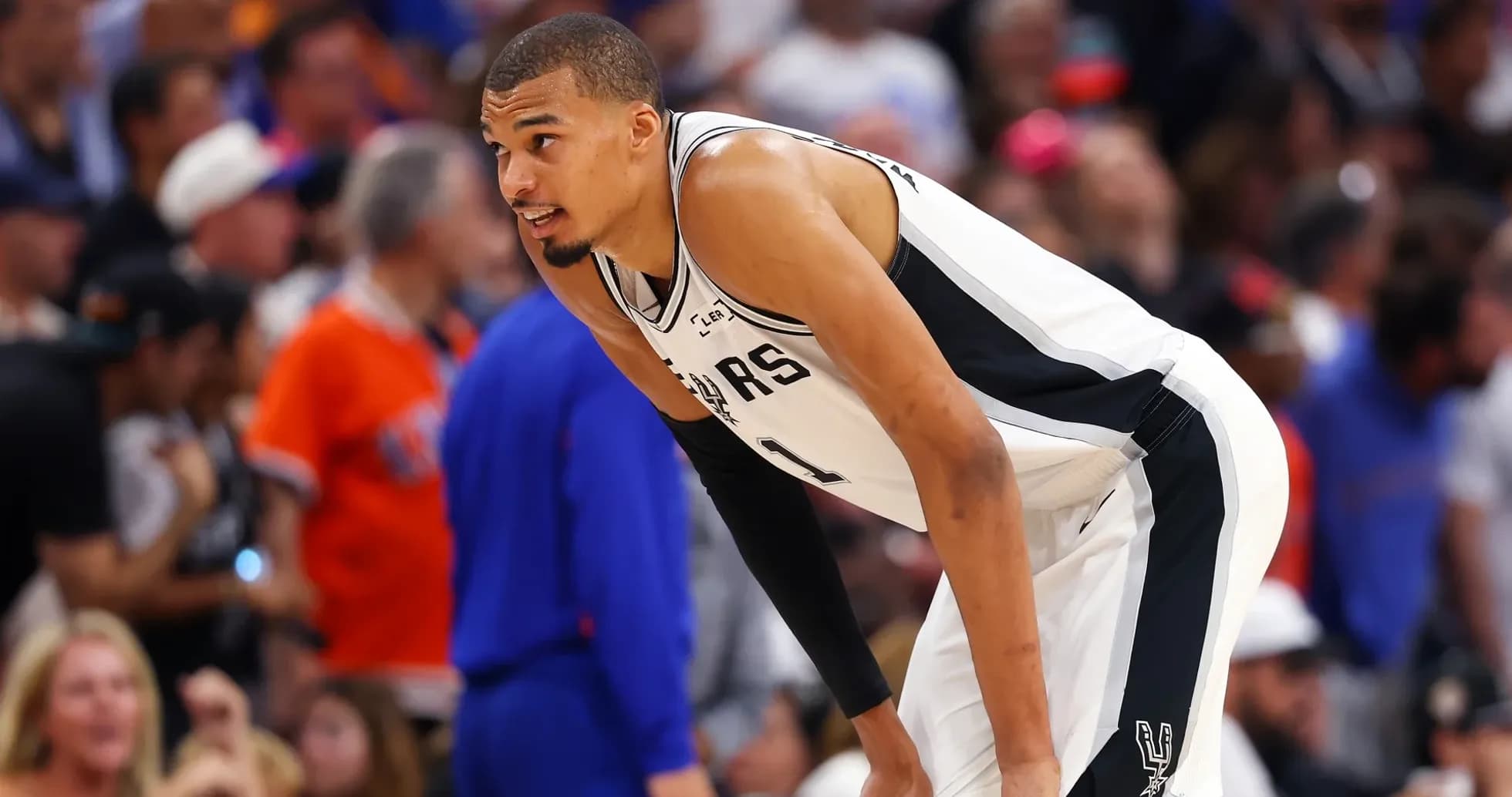 Jugador de los Spurs en acción durante el partido