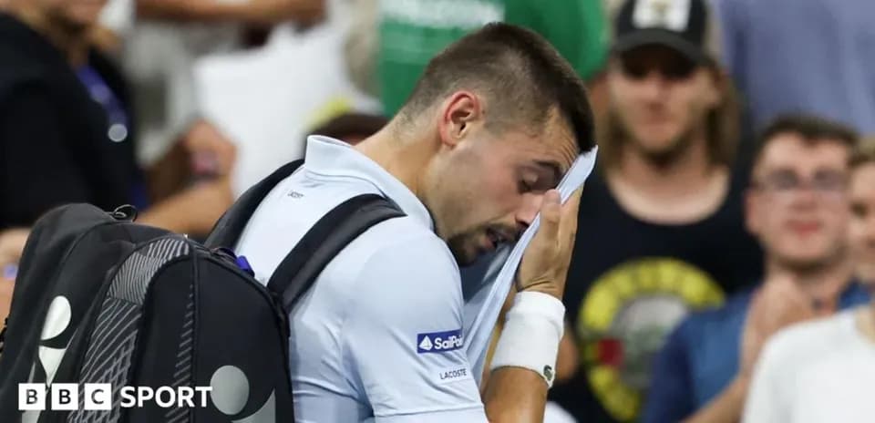 Jugador de tenis secándose la frente en el partido