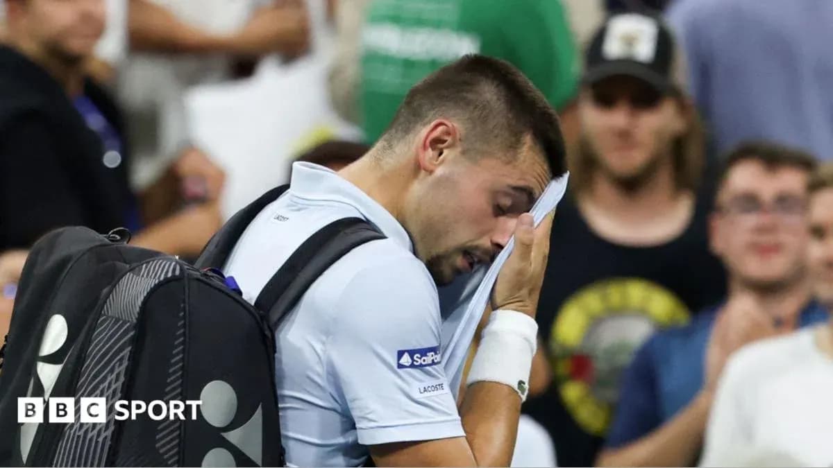 Jugador de tenis secándose la frente en el partido