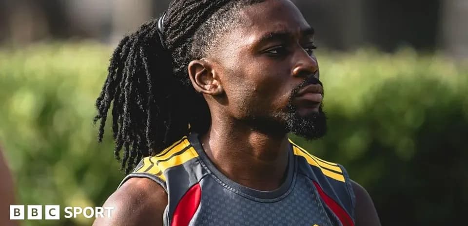 Jugador entrenando con camiseta del equipo