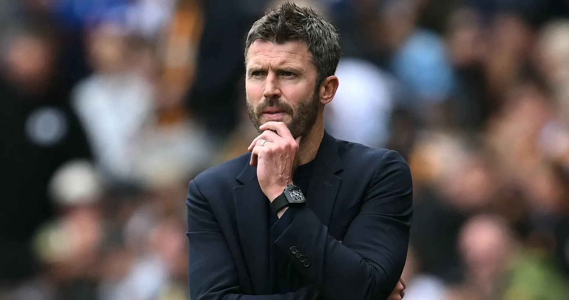 Entrenador observando el partido desde la línea lateral