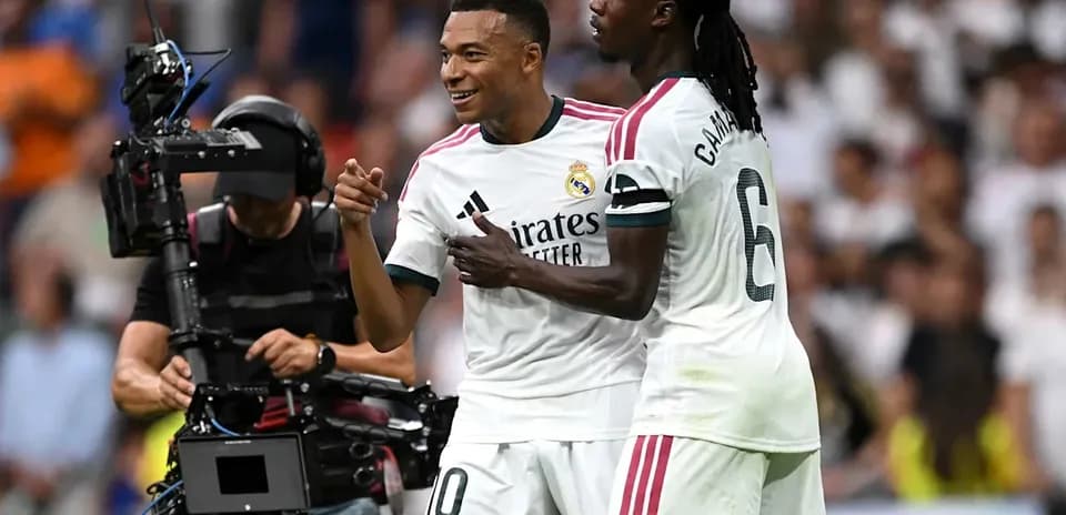 Kylian Mbappé y Eduardo Camavinga celebrando en el campo