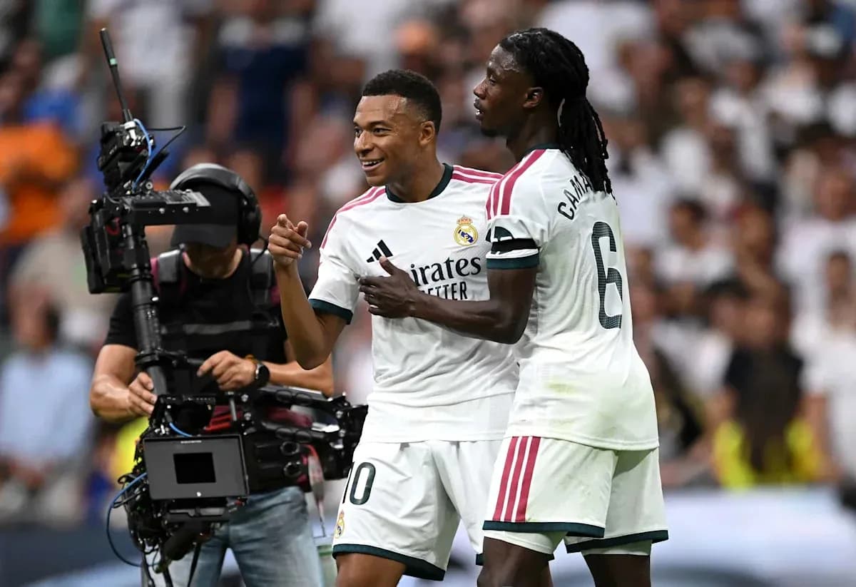 Kylian Mbappé y Eduardo Camavinga celebrando en el campo