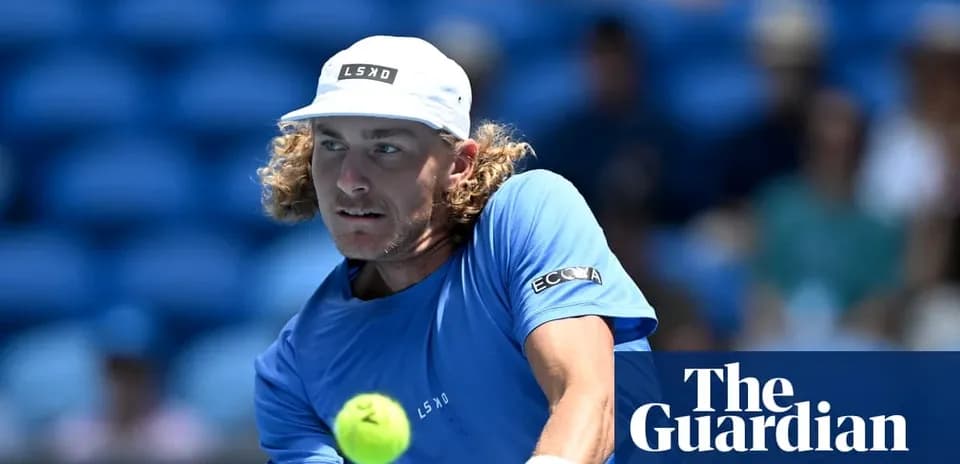 Jugador de tenis golpeando la pelota en la cancha