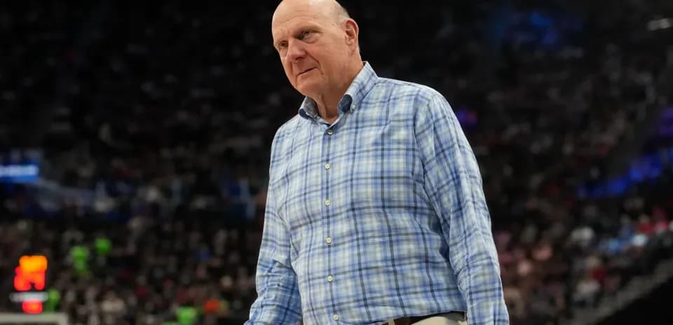 Hombre con camisa a cuadros en la cancha de baloncesto