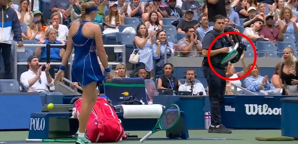 Jugadora de tenis sirviendo durante un partido