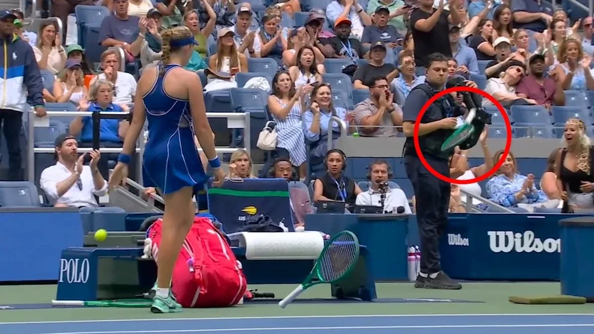 Jugadora de tenis sirviendo durante un partido