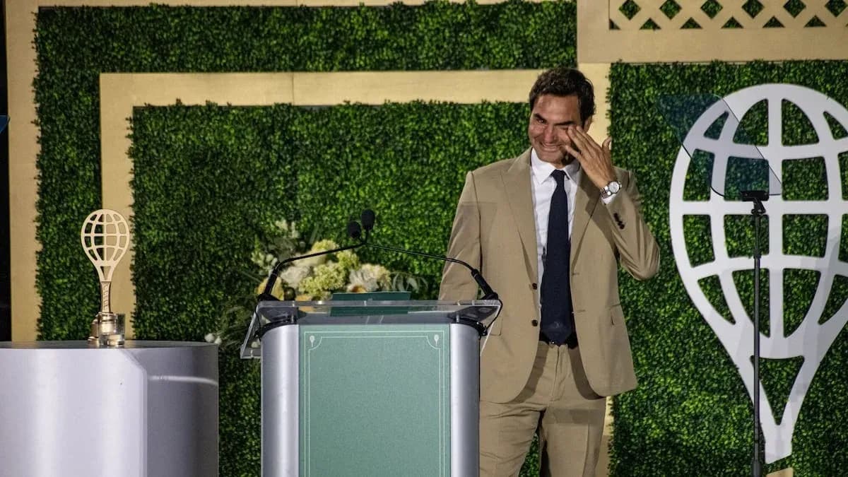 Roger Federer en el escenario durante un evento