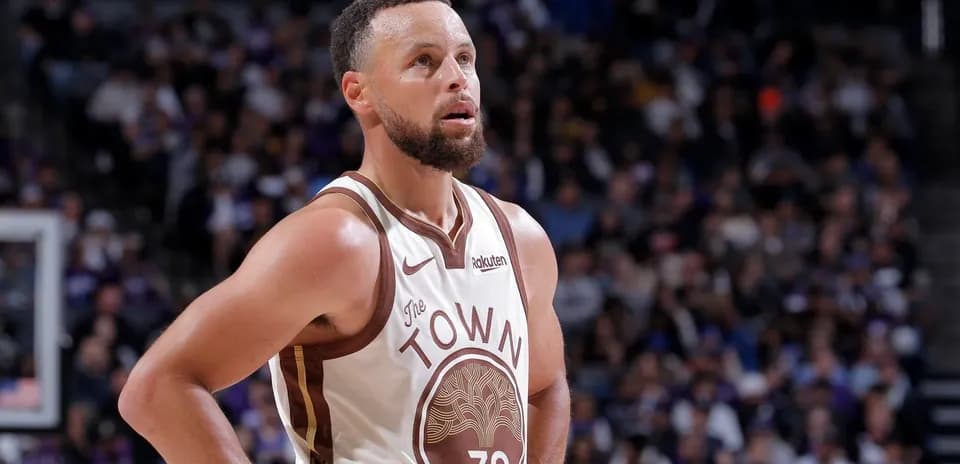 Jugador con uniforme de baloncesto en partido