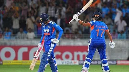 Jugadores de cricket celebrando en el campo