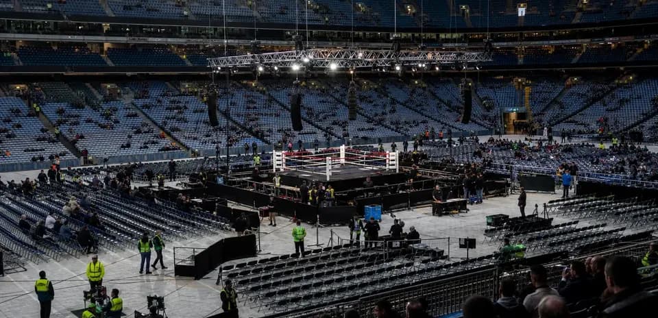 Ring de boxeo en estadio con espectadores