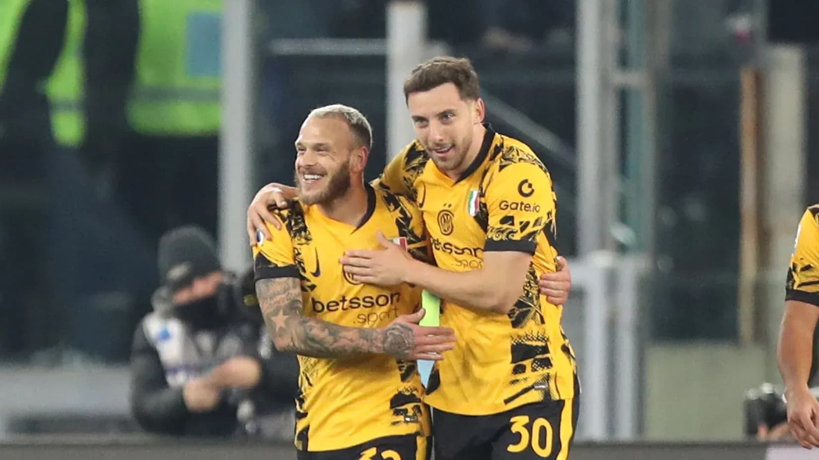 Jugadores celebrando un gol en el campo
