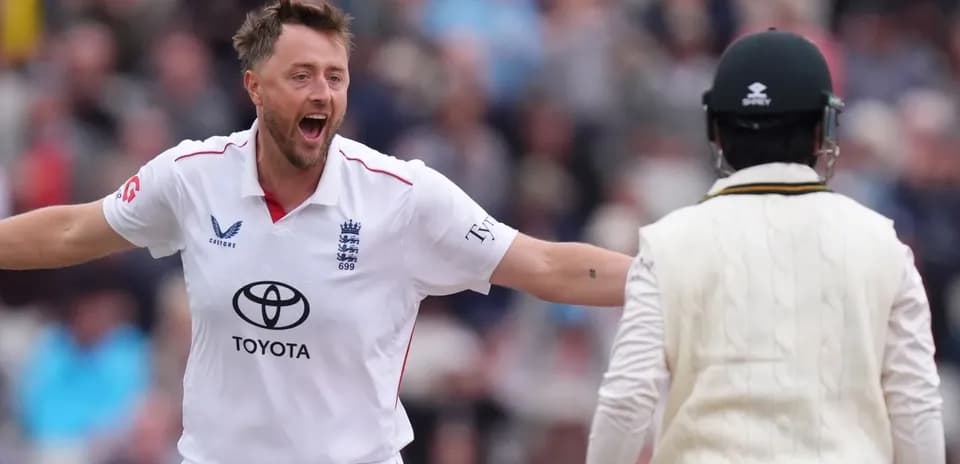 Jugador de cricket celebrando wicket frente al bateador