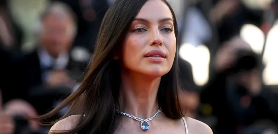 Mujer con collar en evento de alfombra roja