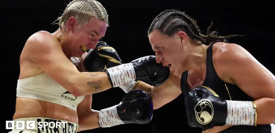 Dos boxeadoras intercambiando golpes en el ring