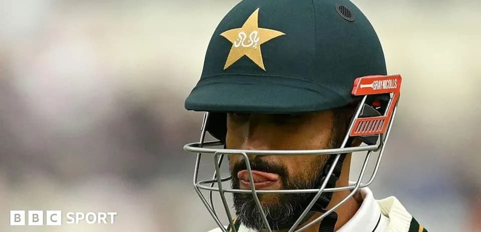 Jugador de críquet con casco y uniforme de Pakistán