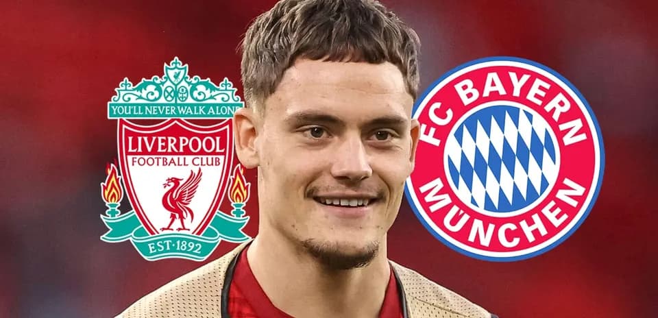 Jugador sonriente con logos de Liverpool y Bayern