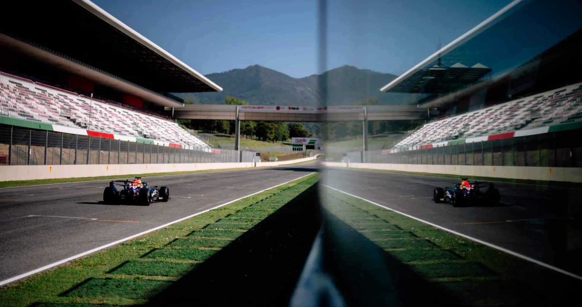 Coche de Fórmula 1 en circuito vacío