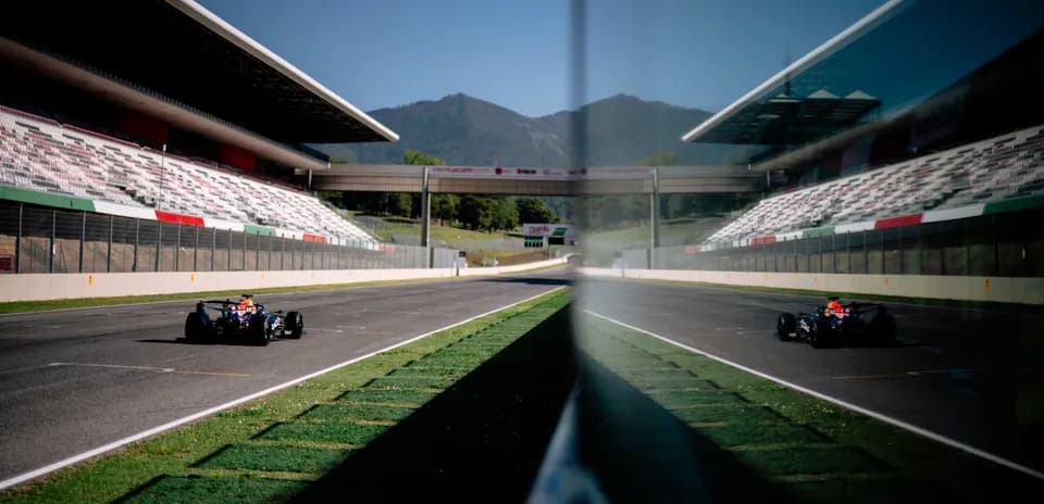 Coche de Fórmula 1 en circuito vacío