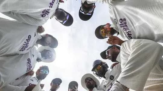 Jugadores de cricket reunidos en círculo para estrategia