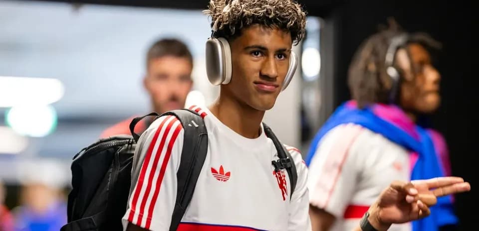 Jugador entrando con auriculares y mochila