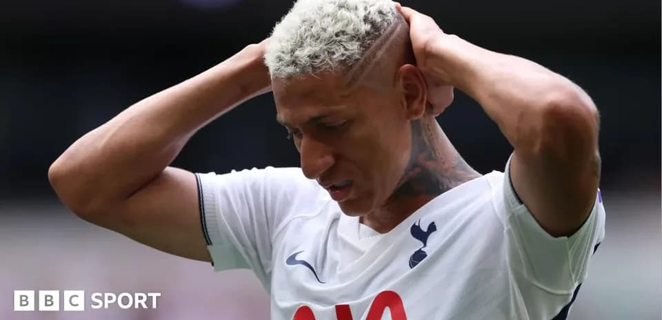 Jugador de Tottenham con manos en la cabeza