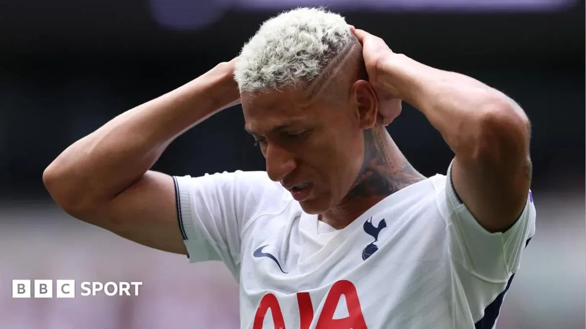 Jugador de Tottenham con manos en la cabeza