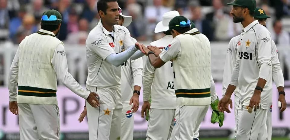 Jugadores de Pakistán celebrando después de un wicket