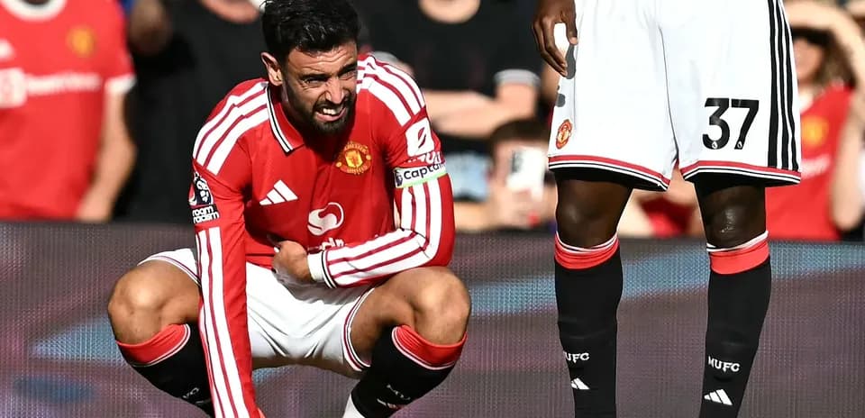 Bruno Fernandes de pie con dolor durante el partido