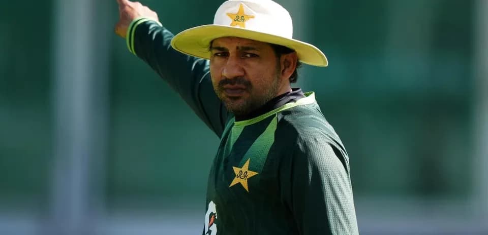 Jugador de cricket de Pakistán señalando durante entrenamiento