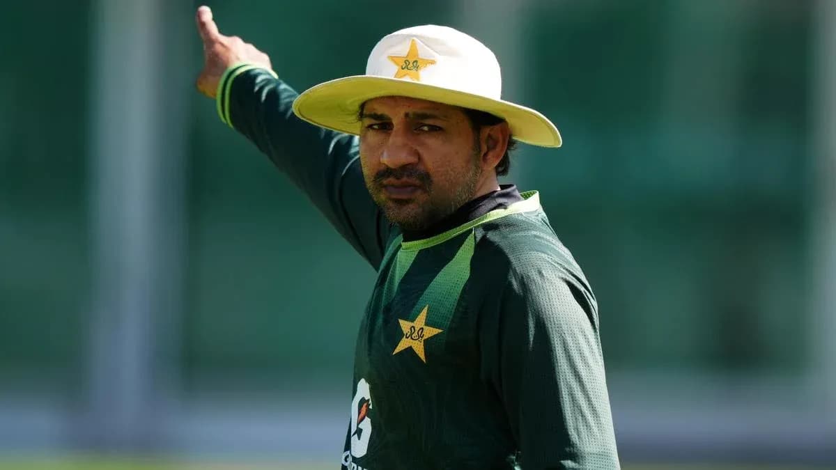 Jugador de cricket de Pakistán señalando durante entrenamiento Jugador de cricket de Pakistán señalando durante entrenamiento