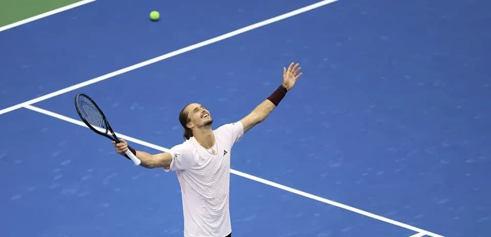 Jugador celebrando en la cancha de tenis