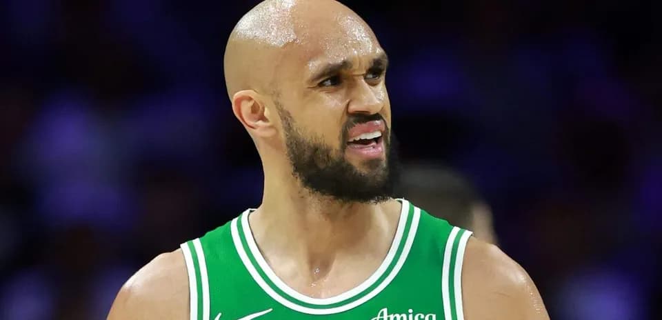 Jugador con camiseta verde en acción durante partido