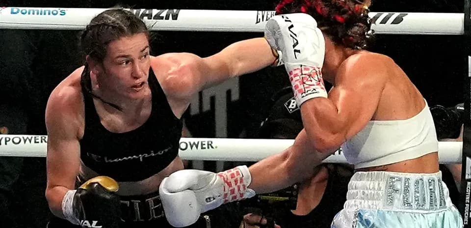 Boxeadoras golpeando en el ring durante combate