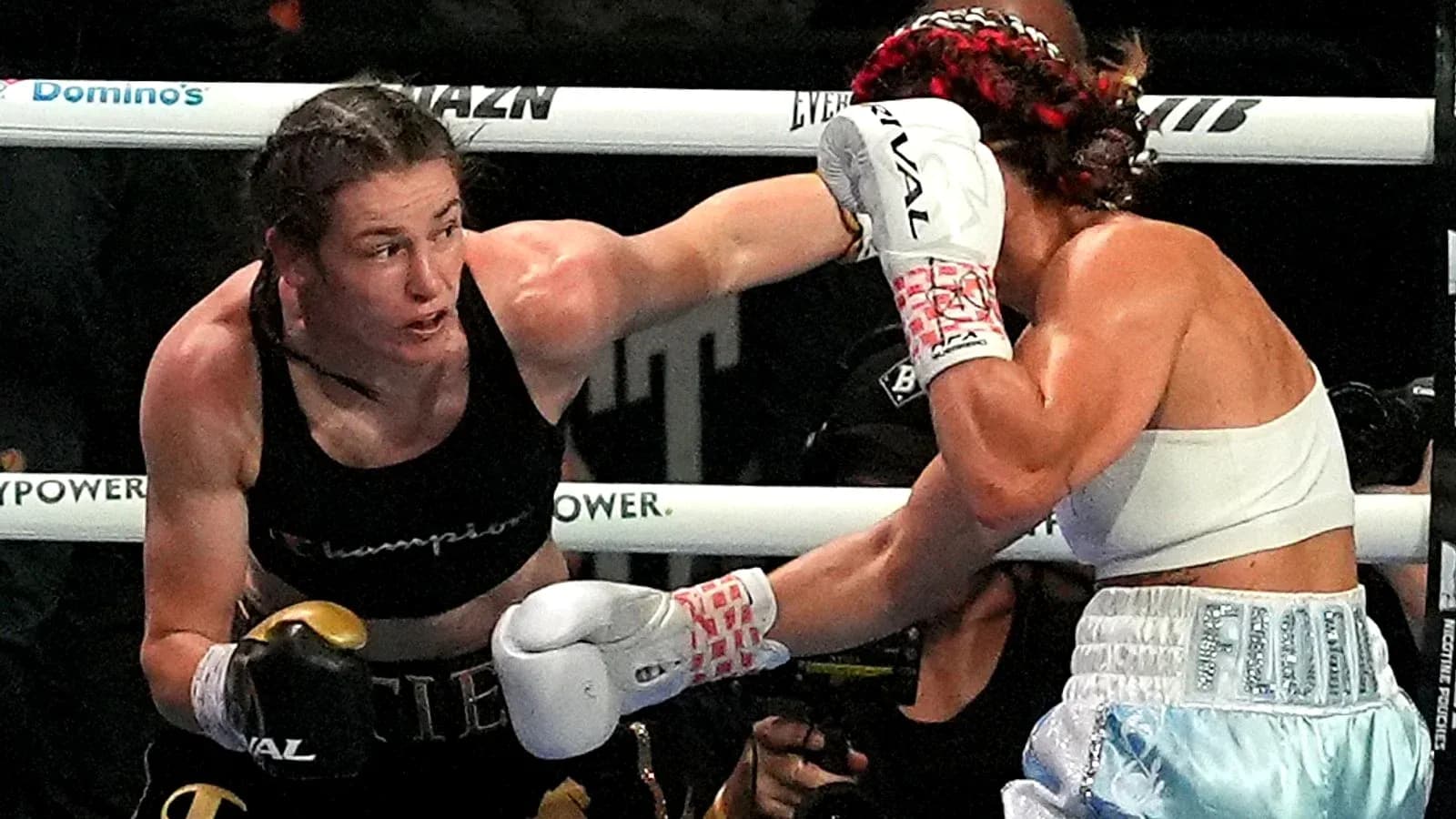 Boxeadoras golpeando en el ring durante combate