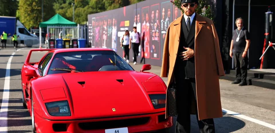 Lewis Hamilton junto a un Ferrari rojo en evento