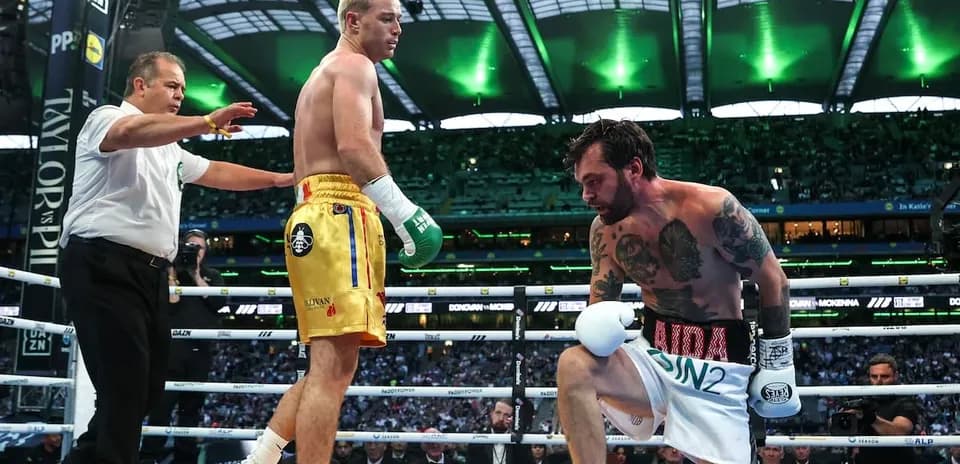 Boxeadores en el ring durante combate profesional