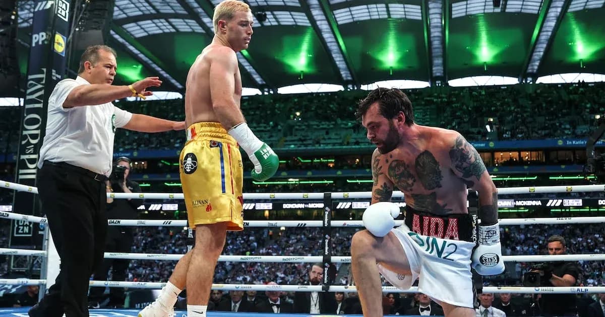 Boxeadores en el ring durante combate profesional