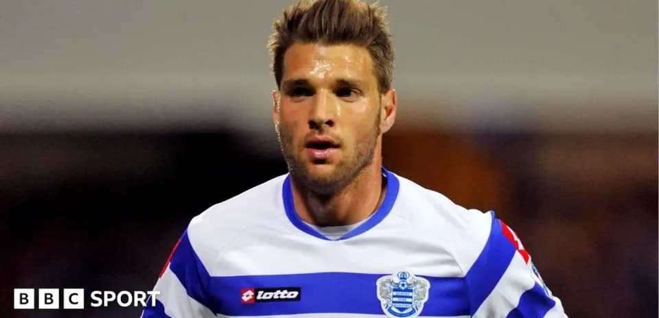 Jugador de QPR en acción durante un partido