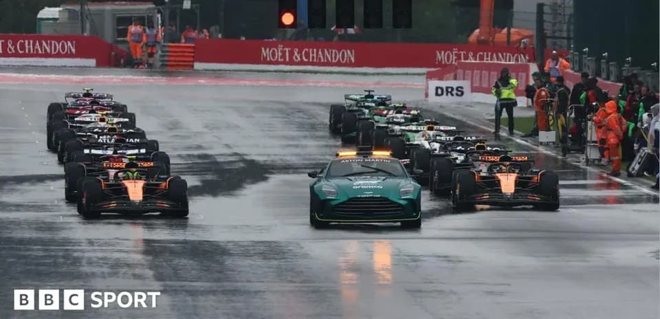Coches de Fórmula 1 en la parrilla bajo la lluvia