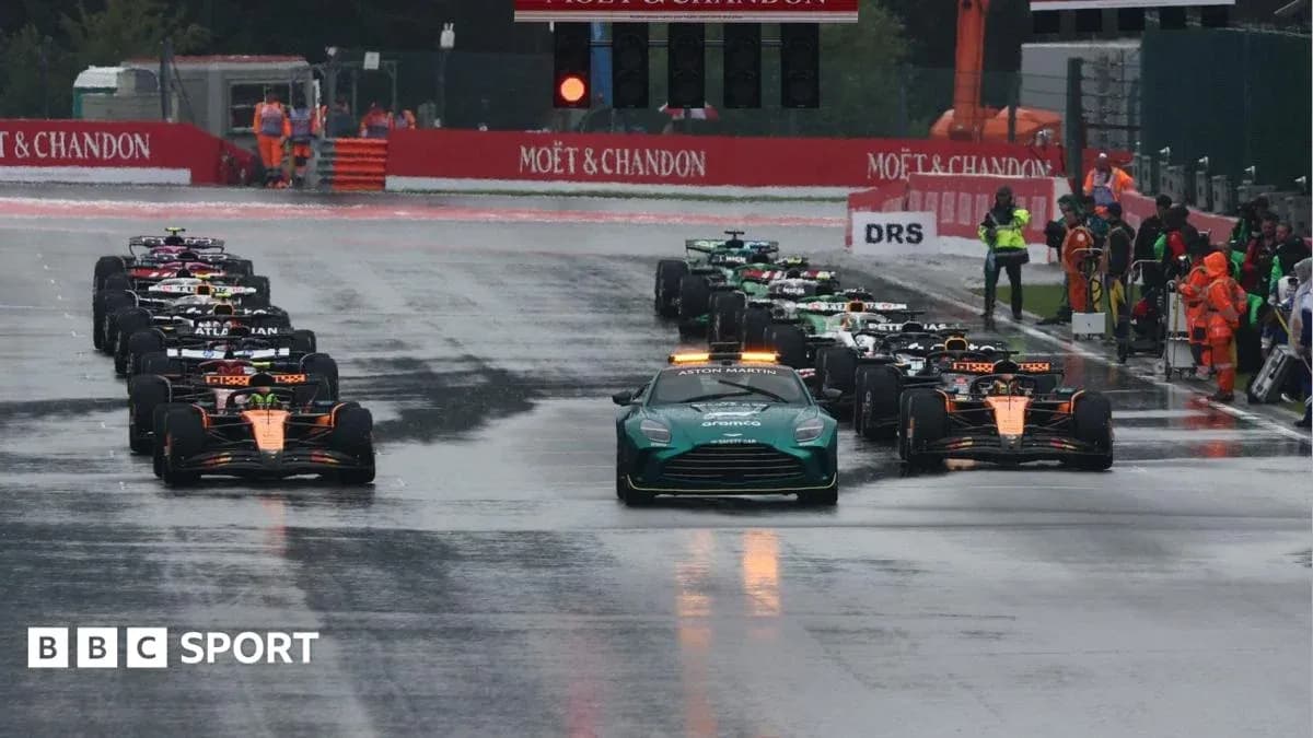 Coches de Fórmula 1 en la parrilla bajo la lluvia