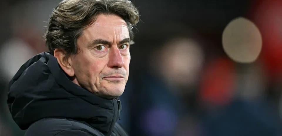 Entrenador observando el partido desde la banda