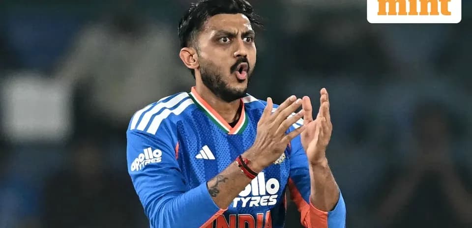 Jugador de cricket de India aplaudiendo en el campo