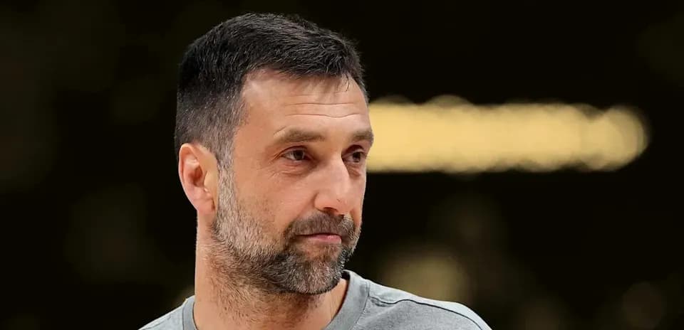 Entrenador observando durante la práctica de baloncesto