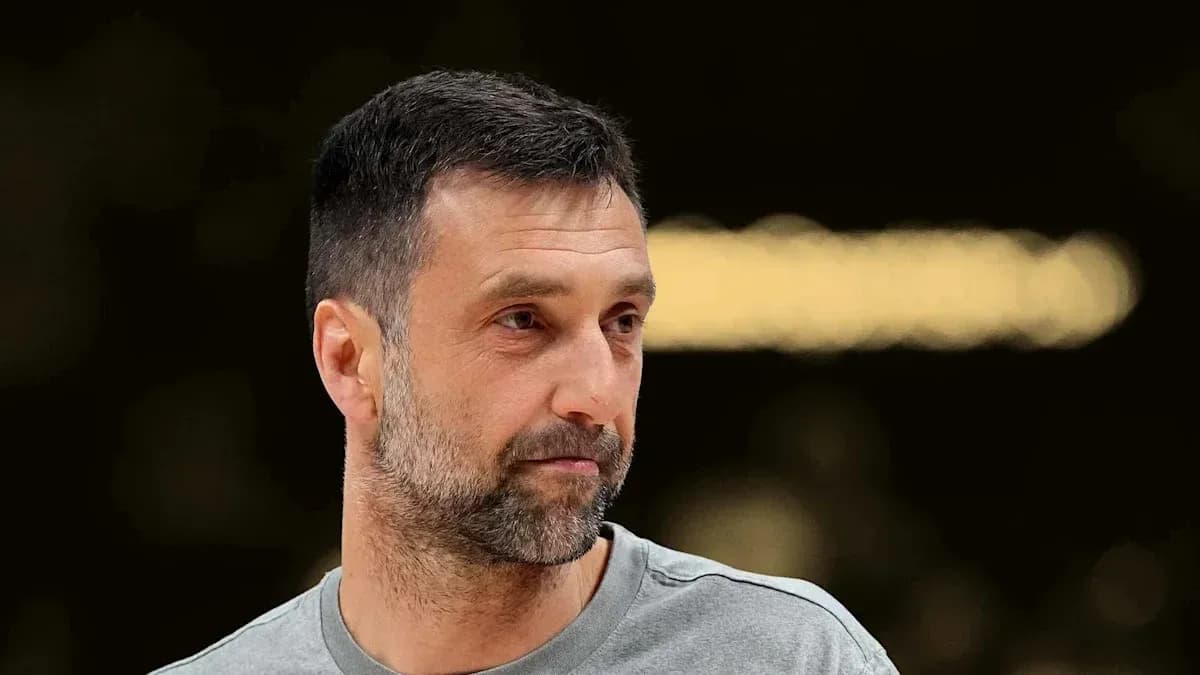 Entrenador observando durante la práctica de baloncesto