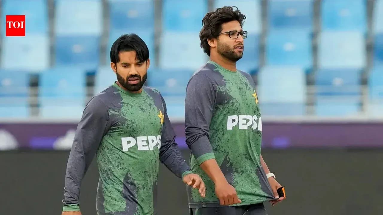 Jugadores de Pakistán caminando en el campo de entrenamiento