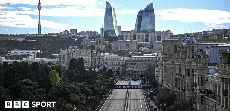 Circuit urbano de Bakú con edificios modernos de fondo